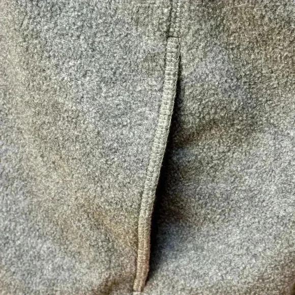 Men’s XXL Izod fleece vest in gray. - Picture 3 of 5